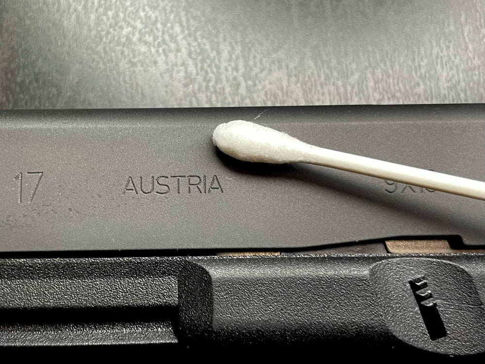 Vatová tyčinka u škrábance na závěru pistole Glock 17