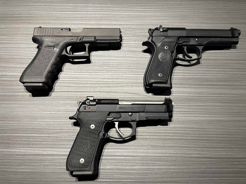 Pistole Glock 17 a dvě pistole Beretta řady 92